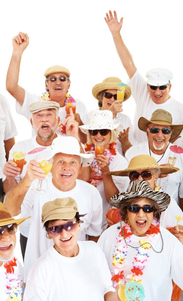 一群快乐的老年人在享受海滩派对图片下载