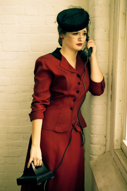 拿着电话的老式女人图片下载