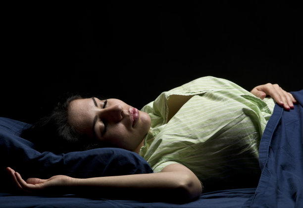 女人睡觉图片下载