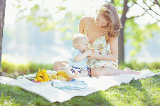 快乐男孩和妈妈在公园吃饭图片下载