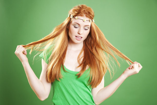 漂亮的红发年轻女子图片下载