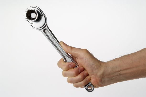 在白色背景上握住套筒扳手的孤立镜头图片下载