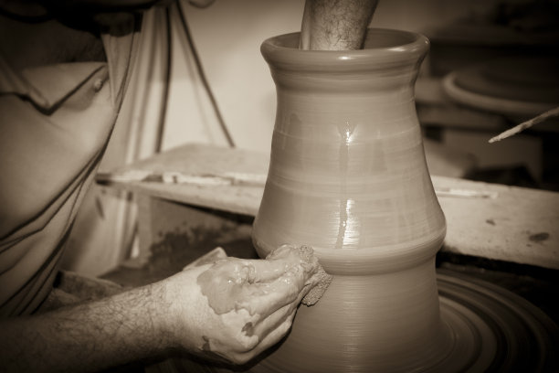 在维耶特里·苏尔马(意大利)工作的工匠陶艺家图片下载