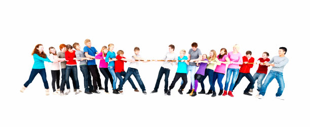 十几岁的男孩和女孩在玩拔河比赛图片下载