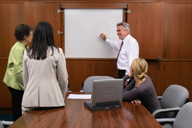 业务团队聚集在白板前图片下载