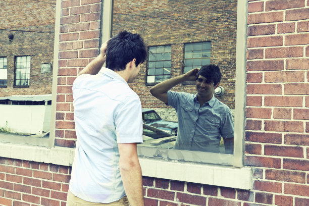 男人对自己出现在窗前感到满意图片下载