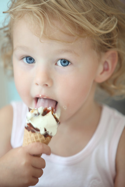 女孩和冰淇淋蛋卷图片下载