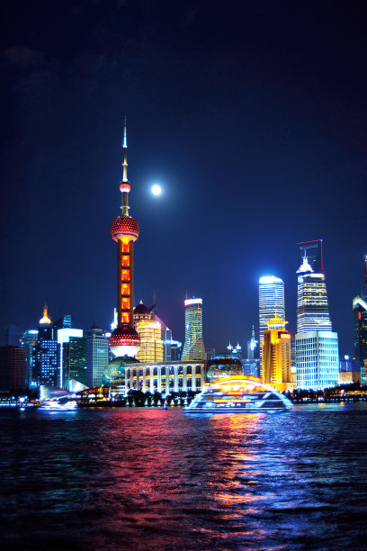 月圆之夜的上海天际线图片下载