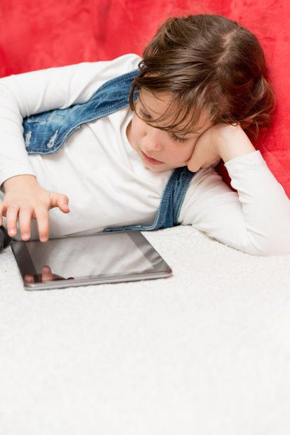 拿着平板电脑的年轻女孩图片下载