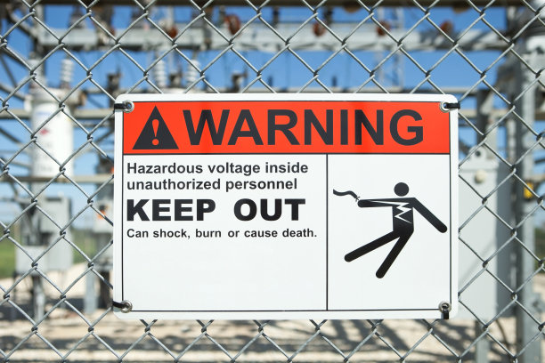 变电站围栏上有危险电压警告标志图片下载