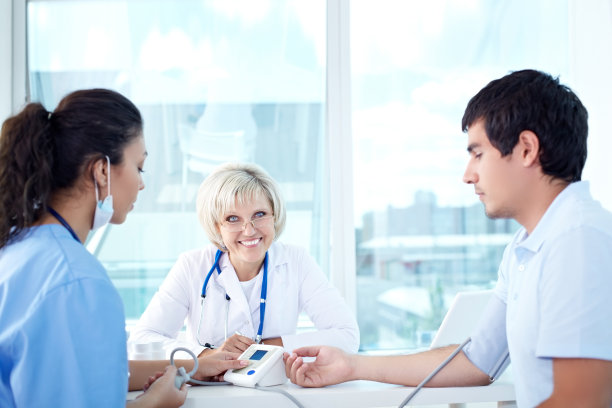 男子接受体检图片下载