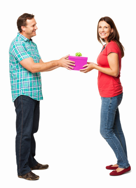 妻子微笑着接受礼品盒-孤立图片下载