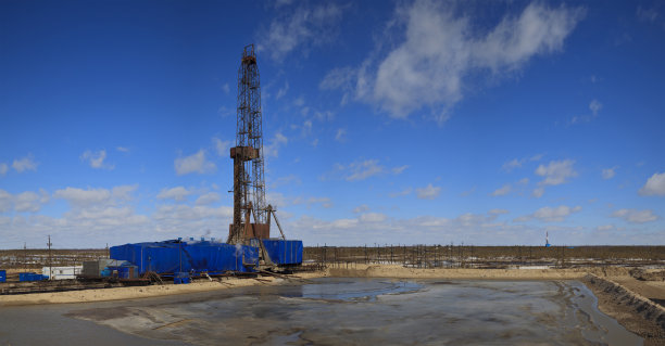 钻机在阳光明媚的日子用水图片下载