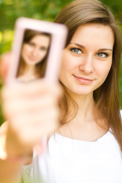 可爱的女孩在自拍图片下载