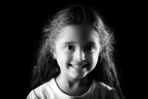 快乐的小女孩肖像图片下载