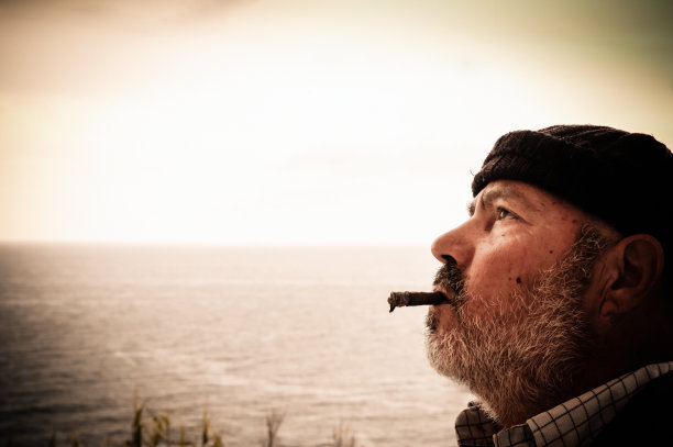 抽雪茄的老人图片下载