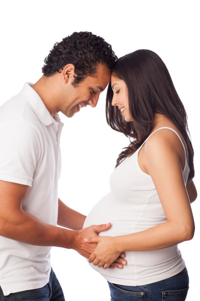 一对夫妇看着肚子图片下载