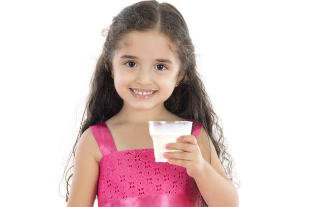 小女孩正在喝牛奶图片下载