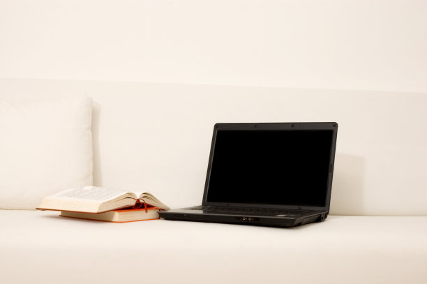 笔记本电脑和书图片下载