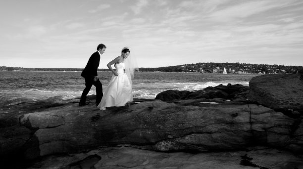 新娘和新郎在石头上图片下载