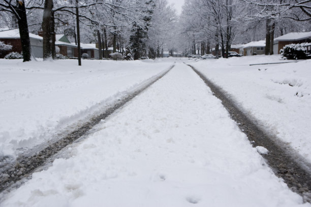 暴风雪后的轮胎印图片下载