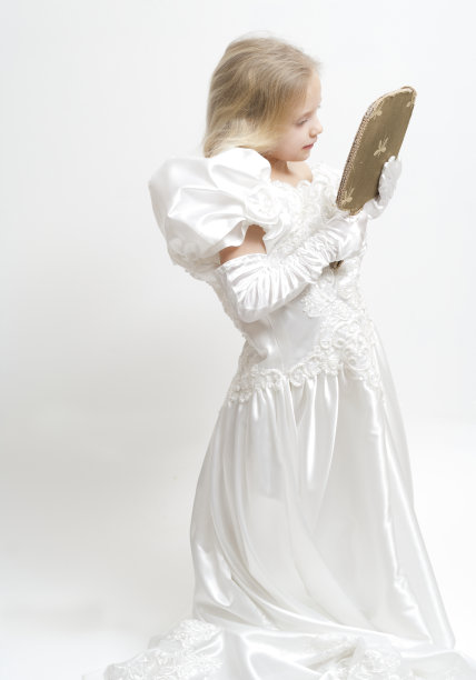 六岁，穿着妈妈的婚纱玩装扮游戏图片下载