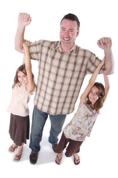 爸爸举起孩子图片下载