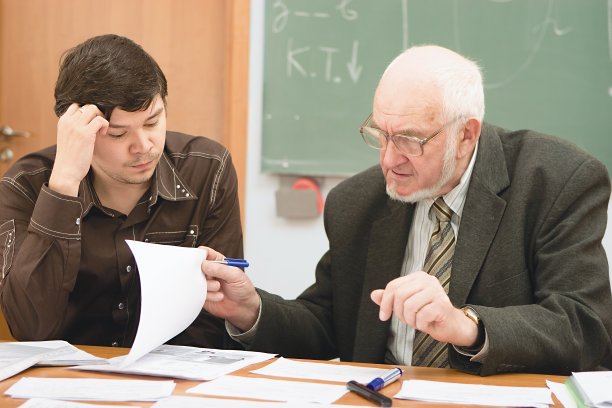 高级教授审查学生的项目图片下载