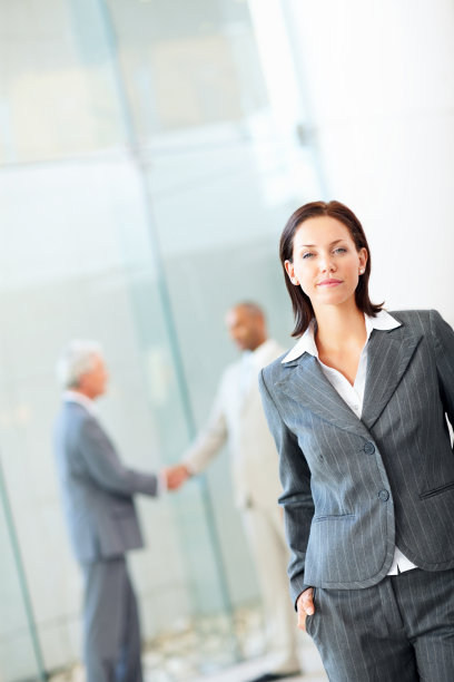 有一些人在背后的女商人图片下载