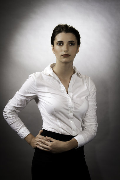 年轻自信的女商人肖像图片下载