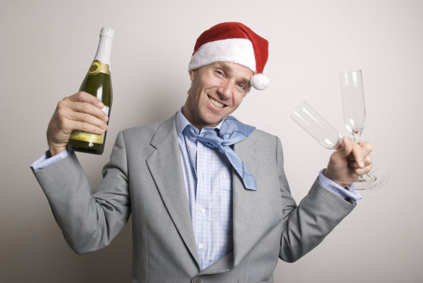 办公室职员商人在节日派对上祝酒图片下载