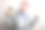 办公室职员商人在节日派对上祝酒图片下载