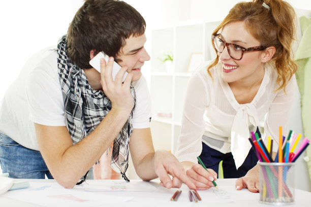 年轻时装设计师团队。图片下载