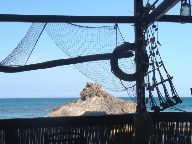 西西里,诺托码头。网和救生员的剪影图片下载