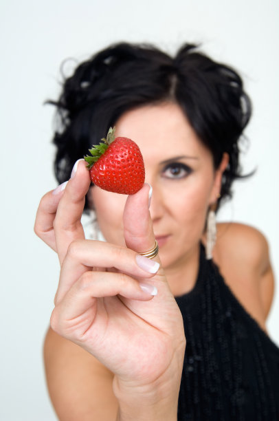 拿着草莓的女人图片下载
