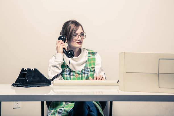 复古秘书耳朵上的电话在电脑上图片下载