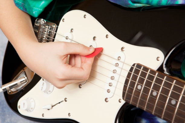 男孩弹电吉他，拨弦图片下载