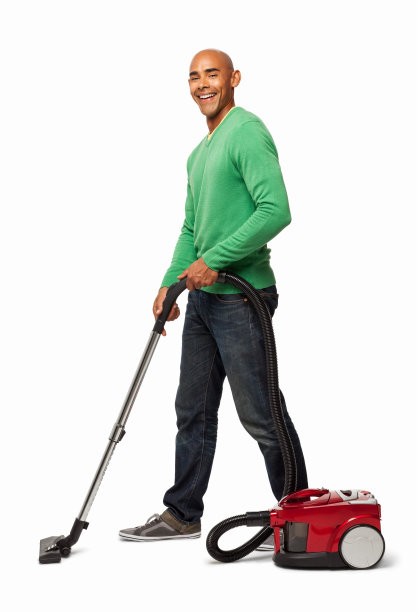 男人用吸尘器清洁地板-隔离图片下载