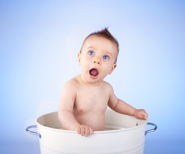 惊讶的小男孩图片下载