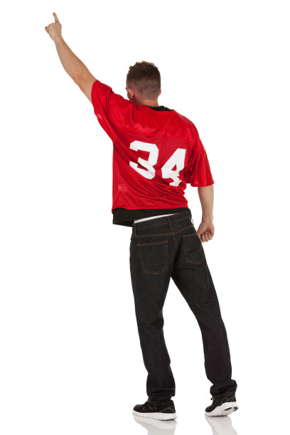 一个竖起手指站着的男人的后视图图片下载