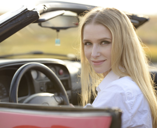 坐在敞篷车里的漂亮女人图片下载