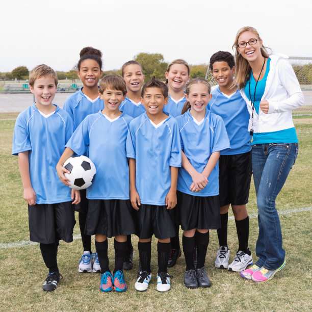 青年队在比赛后与教练合影图片下载