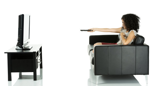 年轻女子看电视图片下载