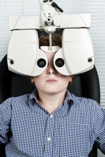 小男孩正在检查视力。图片下载