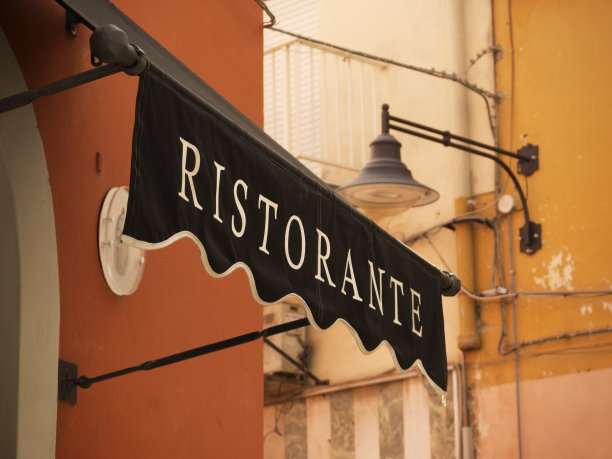 老街里的意大利餐厅招牌图片下载
