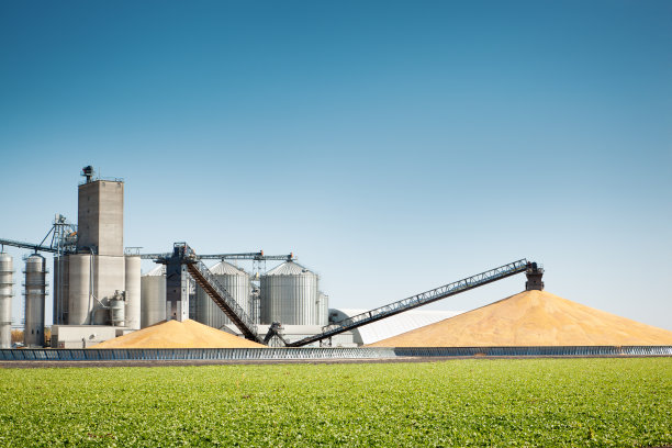 秋季玉米收获和加工谷仓赫兹图片下载