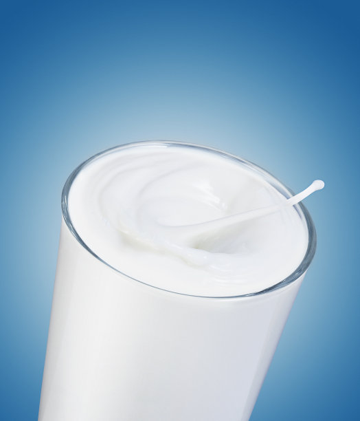 牛奶溅在玻璃杯里图片下载