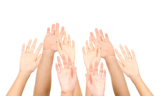 志愿者在白色背景上举起手臂图片下载