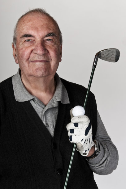 一个微笑的高级高尔夫球手的特写图片下载