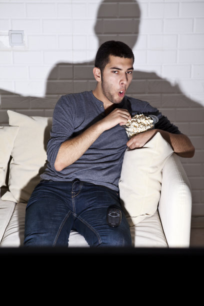 球迷在电视上看比赛图片下载